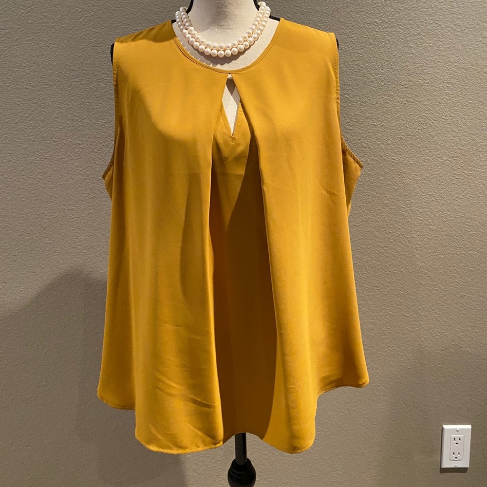 Women’s Sleeveless Blouse